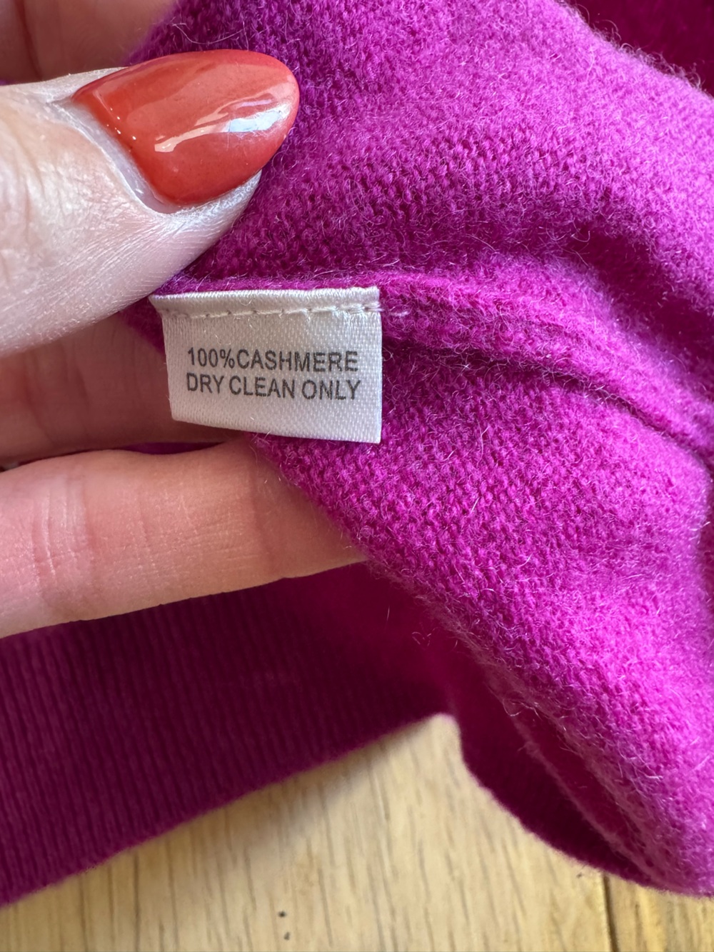 Barrow & Grove Cashmere Solid V-neck Sweater in Magenta Women’s medium - Picture 3 of 3
